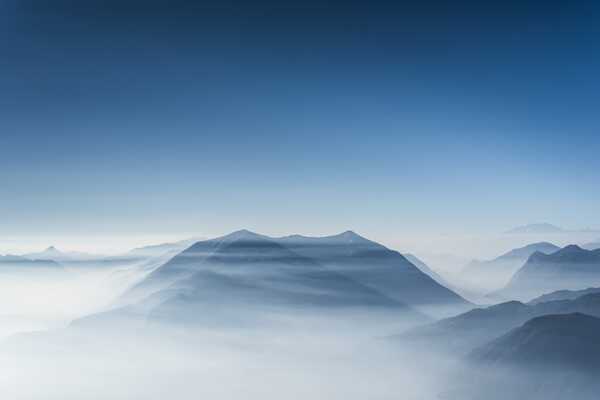 Cime Montane nella Nebbia Celeste